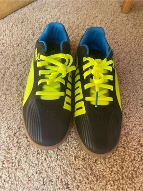 PUMA Kids' Size 3 Evospeed Indoor Soccer Shoes Black and Neon Yellow